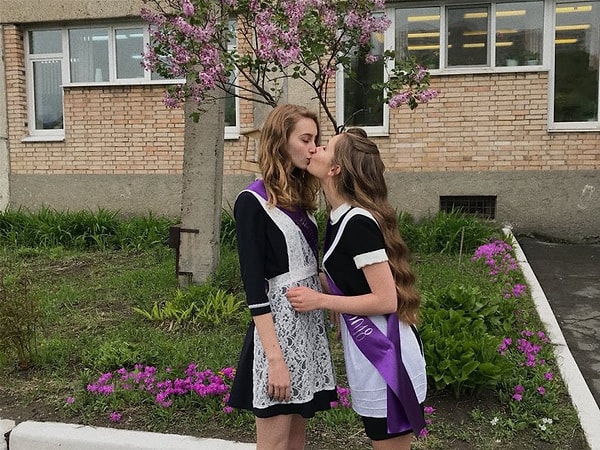 1. Без фото подруг на Последнем звонке точно не обойтись...