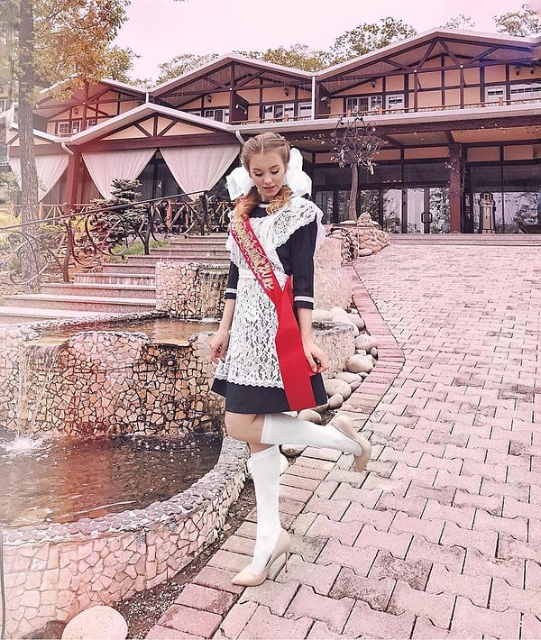 2. Если говорить о нарядах, то это была форма в стиле ретро (совсем как та, которую носили наши мамы)