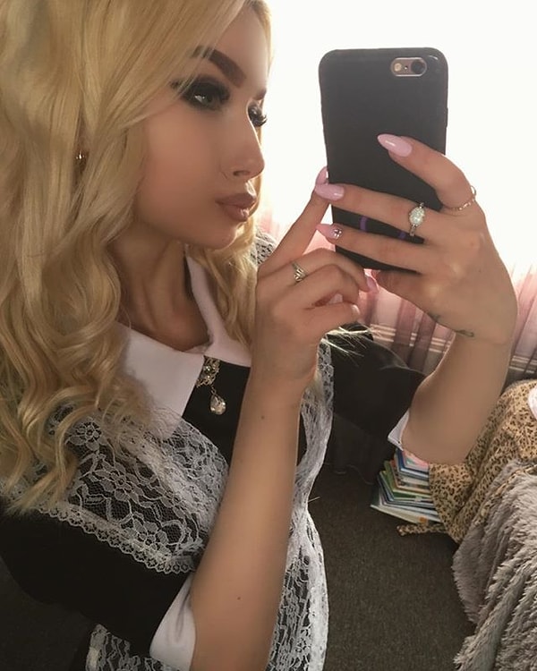 11. Барби на выпускной в России тоже ходят...