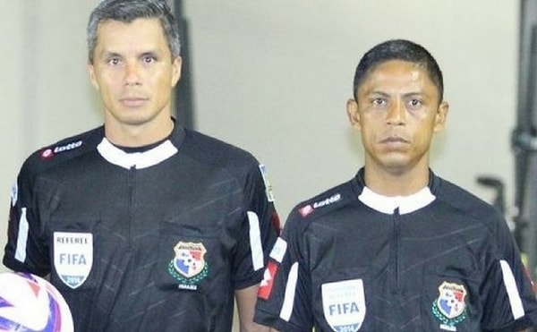 Дело в том, что Габриэль Виктория официально является судьей, но вот уже 25 лет работает мусорщиком и занимается уборкой, чтобы иметь какой-то доход, поскольку должность судьи в Панаме не предусматривает какой-либо зарплаты (если и платят, то только за отработанные матчи).