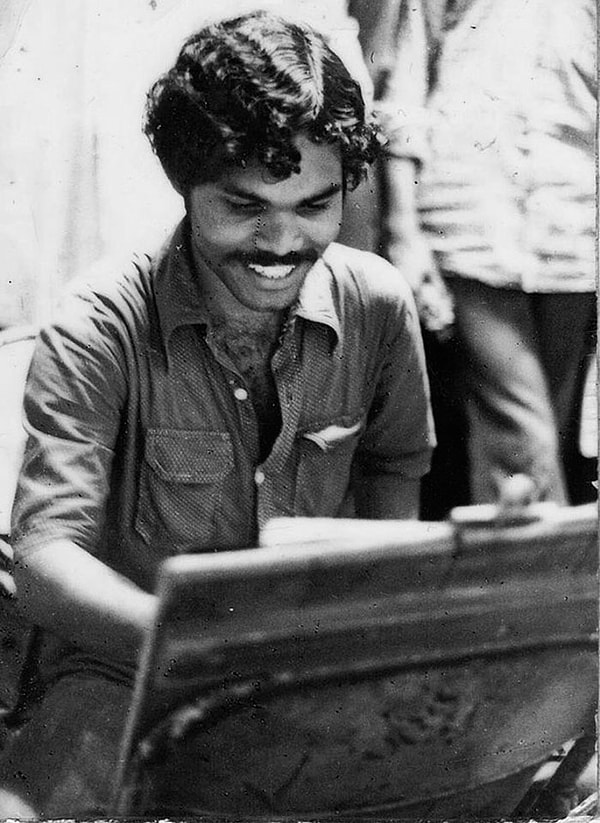 2. Кумар прекрасно помнит тот самый день, когда пророчество сбылось - 17 декабря 1975 года. В то время он подрабатывал уличным художником.