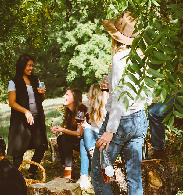 12. Женщины быстрее пьянеют, а их организм усваивает алкоголь гораздо хуже мужского. Это всё из-за недостатка воды в женском организме.