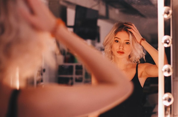 15. Согласно исследованиям британских учёных, женщины по несколько раз на дню беспокоятся о своём внешнем виде.