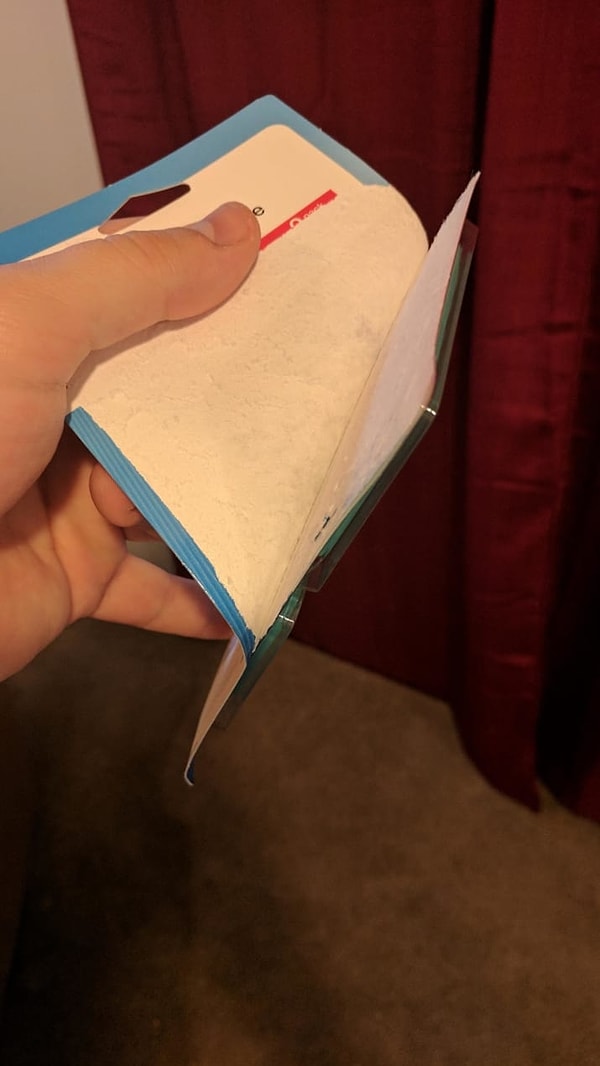 5. Ты открываешь коробку, и происходит это. Почему-то безумно раздражает