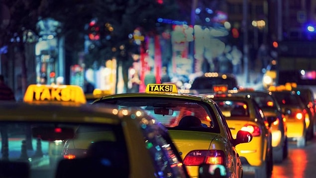 Taksicilik çok zor bir meslek özellikle de İstanbul'da. Aşırı trafik ve bitmeyen saatler hem taksicileri hem de müşterileri çileden çıkartıyor. Hal böyle olunca taksi yolculuğu bazen çok stresli olabiliyor.