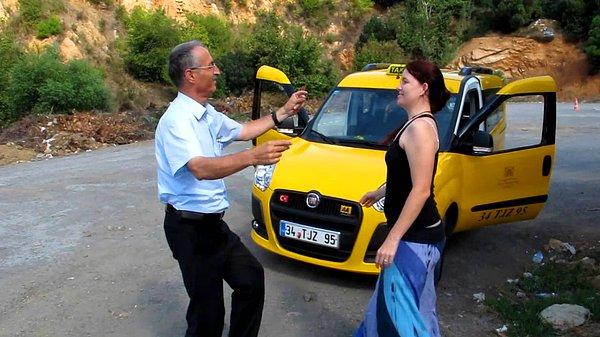 İhsan Aknur ise tam tersi sizi strese sokan değil sizin stresinizi atan bir taksici. Belki de İstanbul'da işin severek yapan tek taksici. Bakınız bu takside 'Mezdeke' çalıyor, İhsan Abi müşterilerle oynuyor.