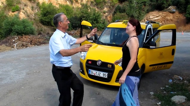 İhsan Aknur ise tam tersi sizi strese sokan değil sizin stresinizi atan bir taksici. Belki de İstanbul'da işin severek yapan tek taksici. Bakınız bu takside 'Mezdeke' çalıyor, İhsan Abi müşterilerle oynuyor.