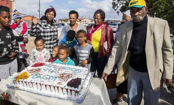 В остальном, по словам Жанетты, её муж в прекрасной форме: он сам моется и переодевается, но последнее время стал жаловаться на обувь и усталость в ногах.