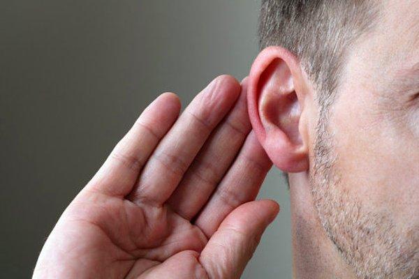 4. İnsanların sadece %22'si kulaklarını oynatabilir.