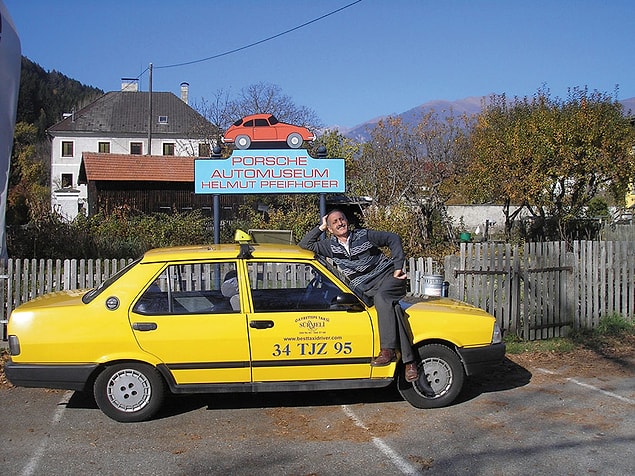 2005 yılında bir reklam ajansından telefon geliyor ve kendisi gibi 5 taksiciyi Avrupa turuna çıkarıyorlar. İhsan Abi gördüğünüz gibi Almanya'daki Porsche Müzesi'nin önünde Şahin'le nispet yaparcasına o müthiş pozu veriyor. Helal olsun :)
