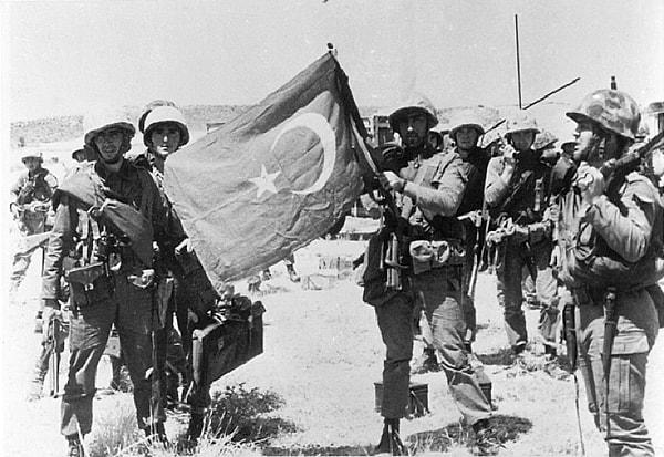 20 Temmuz 1974 günü başlayan ve 18 Ağustos 1974'e kadar devam eden operasyon elbette bir anda ortaya çıkmadı, temelleri çok eskiye dayanıyordu ancak Kıbrıs Millî Muhafız Ordusu ile Yunan-Rum paramiliter ordusu EOKA-B'nin organize ettiği darbe bardağı taşıran son damla oldu.