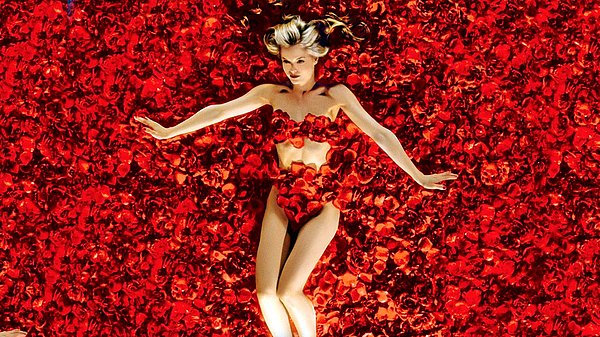 7. American Beauty (Amerikan Güzeli) filminin meşhur posterinde yer alan el ve vücut aktris Mena Suvari'ye değil, aktris/model Chloe Hunter'a aittir.