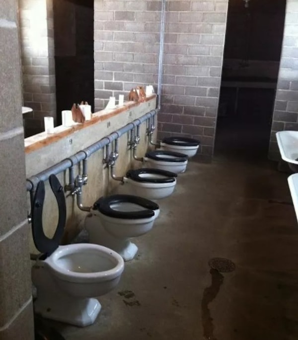 10. Чересчур общественный туалет, не так ли?