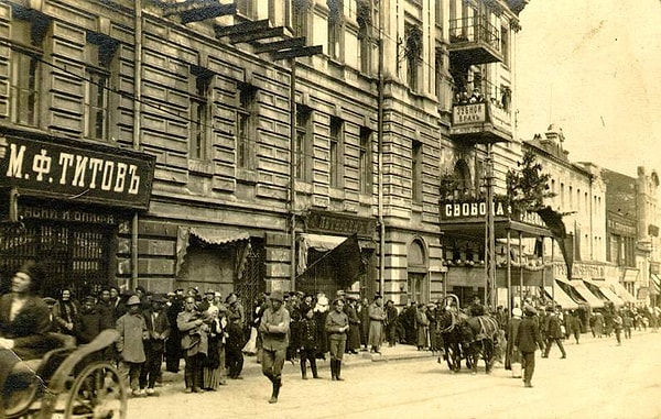 3. В каком заведении дореволюционной России торговал целовальник?