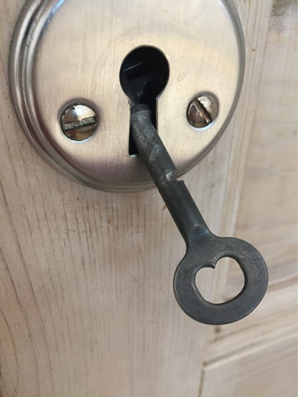 3. Этот ключ в определённом месте как будто бы кто-то проел, но это износ - вполне стандартная ситуация...