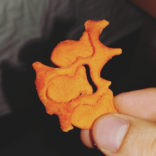 4. Вот в таком небольшом производственном браке можно увидеть, как при помощи станка рождаются крекеры в форме рыбок: