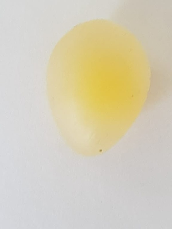 7. Это яйцо без скорлупы. Это явление наблюдается, когда курица слишком стара, или в её организме наблюдается недостаток кальция. Такое яйцо вы можете сделать и сами, замочив обычное, сырое, в уксусе на 12-14 часов.