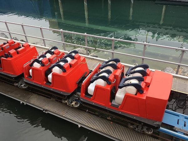 9. Когда тестируют новые американские горки, вместо людей на сиденья помещают мешки с водой.