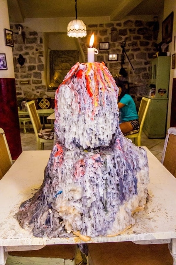 15. Что будет, если не убирать воск от горящей свечи очень долго, проверили в одном из ресторанов Котора (Черногория).