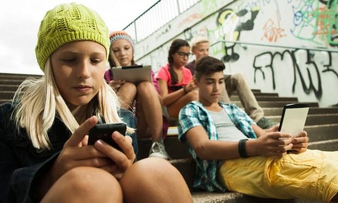 Meclis Onayladı: Fransa'da Öğrencilerin Üniversiteye Kadar Okula Cep Telefonu Getirmesi Yasaklandı