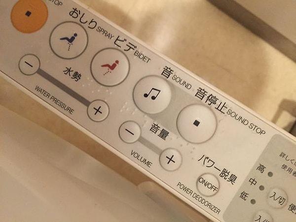 12. Japonya'da birçok tuvalette böyle bir kumandayla karşılaşabilirsiniz. Müzik tuşuna bastığınızda çıkardığınız sesler dışarıdan duyulmayacaktır.
