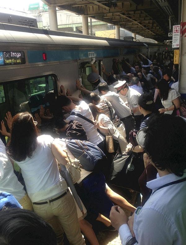 13. Tokyo'da bir kadın tren ve platformun arasına sıkışınca bütün yolcular kadını kurtarabilmek için treni itmişler.