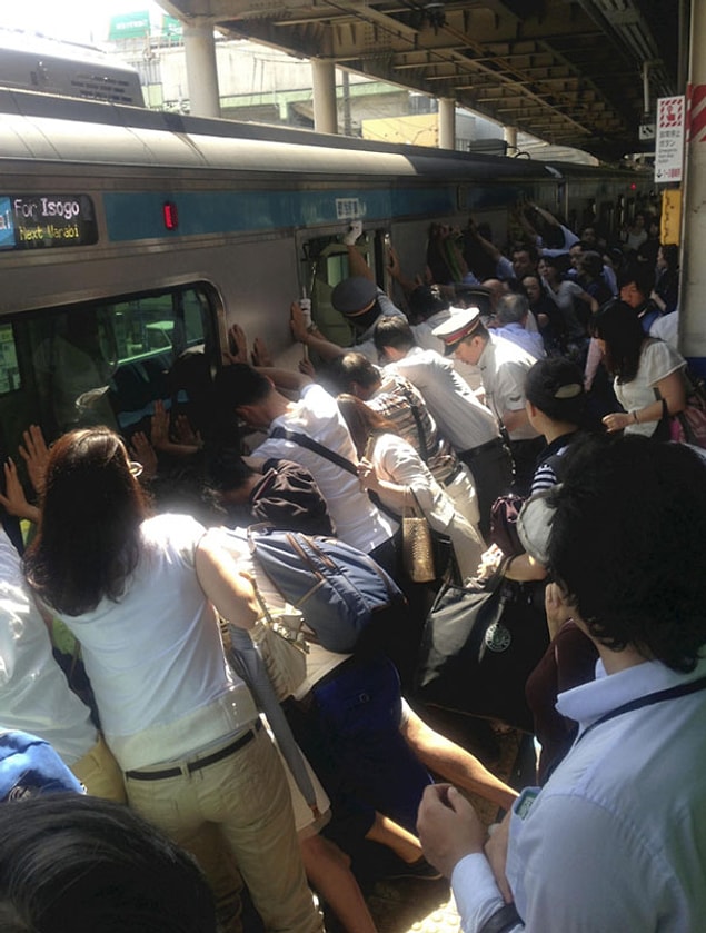 13. Tokyo'da bir kadın tren ve platformun arasına sıkışınca bütün yolcular kadını kurtarabilmek için treni itmişler.