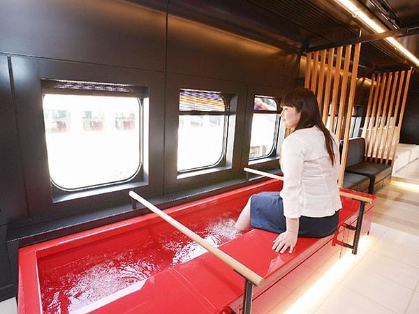 16. Japonya'daki Toreiyu Tsubasa isimli tren, insanlar yolculuklarını daha rahat geçirebilsin diye ayak banyolarıyla dolu.