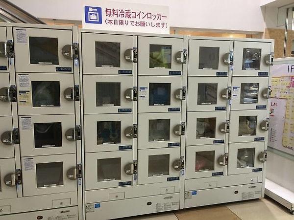 17. Japonya'da bir alışveriş merkezinde kilitli buzdolapları var.