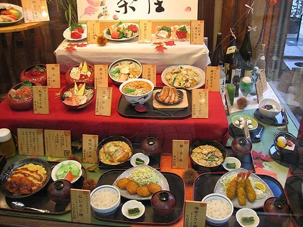 19. Japon restoranları, vitrinlerinde menüdeki yemeğin aynısı olan yapay yemekleri sergiliyorlar.