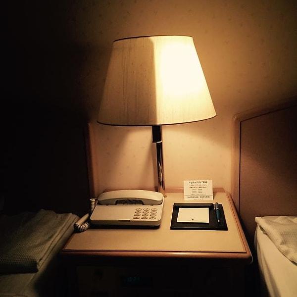 22. Japonya'da kaldığınız bir otelde, sadece yarısını kullanabileceğiniz bu baş ucu lambasıyla karşılaşabilirsiniz...