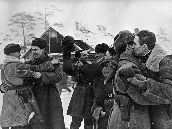 18 Ocak 1943'e geldindiğinde Sovyetler Leningrad'a giden dar bir kara yolu açmayı başarmışlardır. Resimde Leningrad ve Bolhovsk cephelerinde savaşan Sovyet askerlerinin buluşmasını görüyorsunuz.