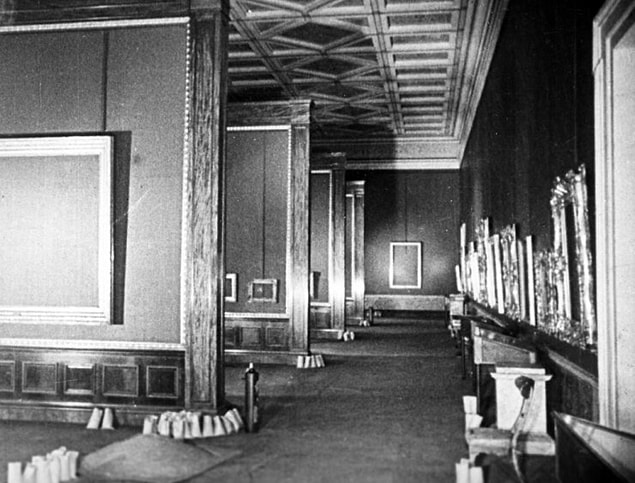 Kuşatma altındaki Leningrad'da yer alan Ermitaj Müzesinin boş salonları.
