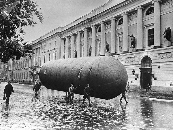 Bombardımandan korunmak amacıyla Leningrad sokaklarına çelik tankerler yerleştiriliyordu.