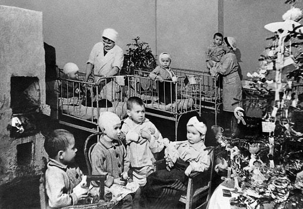 Leningrad'da çocuk hastanesinde yılbaşı gecesi kutlanırken.