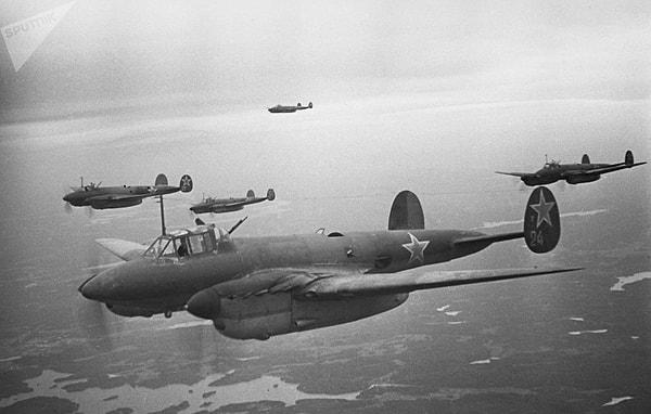 Kuşatmasının kırılmasında önemli rol oynayan Sovyet Birliği Hava Kuvvetleri'ne ait bombardıman uçakları.