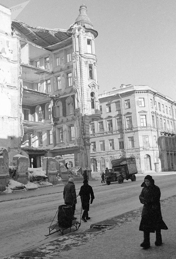 Leningrad kuşatması süresince gerçekleşen yangınlarda 3 bin 200 konut, 9 bin ahşap yapı, 840 fabrika ve işletme imha oldu.