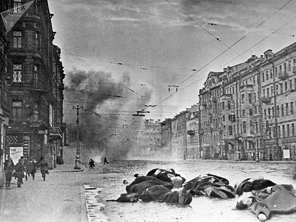 900 gün süren Leningrad kuşatmasında yaklaşık 3 milyon olan şehir nüfusunun kimi hesaplamalara göre bir milyonu, kimi hesaplamalara göre ise iki milyonu bombardıman, hastalık ve en önemlisi açlıktan hayatını kaybetti.