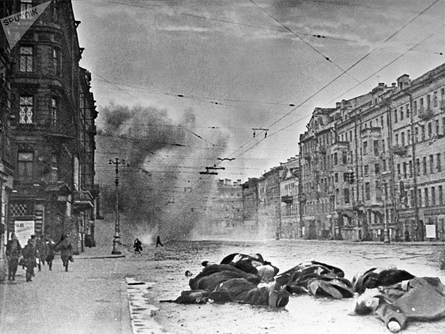 900 gün süren Leningrad kuşatmasında yaklaşık 3 milyon olan şehir nüfusunun kimi hesaplamalara göre bir milyonu, kimi hesaplamalara göre ise iki milyonu bombardıman, hastalık ve en önemlisi açlıktan hayatını kaybetti.