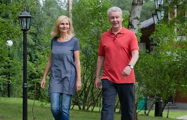 15. А что это за нарядный мужчина в красном?