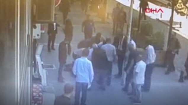 Edinilen bilgiye göre boşanma aşamasında olan Mehmet T. ile eşi Nevin T. İstanbul Adalet Sarayı'ndaki duruşmadan dönerken cadde ortasında tartışmaya başladı.