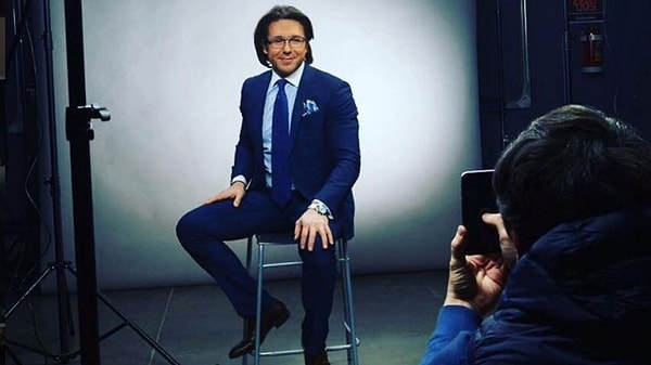 19. Суперлегкий вопрос: кто этот мужчина в костюме?