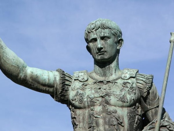 7. Император Калигула сделал своего коня римским сенатором.