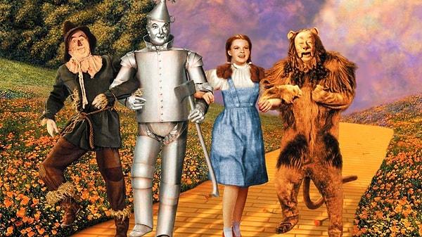 8. Judy Garland, "Oz Büyücüsü" setinde oldukça ağır şartlar altında çalışıyordu. Henüz 16 yaşında bir genç kızın kendilerinden önemli bir rolde olmasını diğer oyuncular pek de hoş karşılamıyordu.