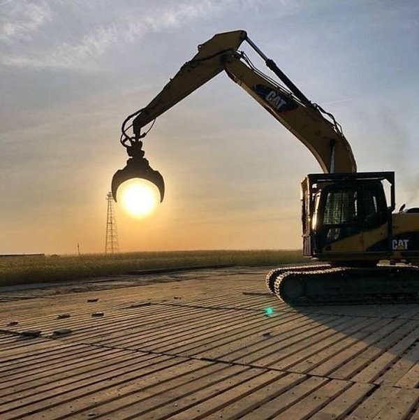 7. "Сфоткай так, как будто солнышко держу"