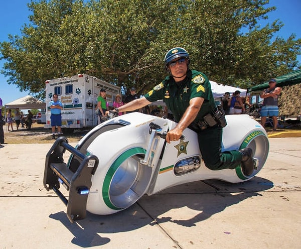 7. Компания Parker Brothers Concepts, сотрудничающая с НАСА, подарила шерифу округа Бревард, Флорида, США, футуристический байк, способный развивать скорость до 160 км/ч