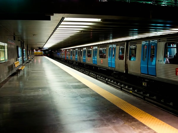 14. В 1993 году 16-летний подросток из Нью-Йорка притворился машинистом и водил поезд метро целых 3 часа, пока его не поймали