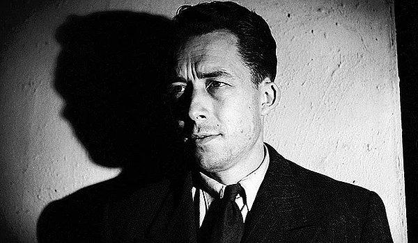 2. Albert Camus - ''Hatırlamak için yavaşlar, unutmak için hızlanırız.''