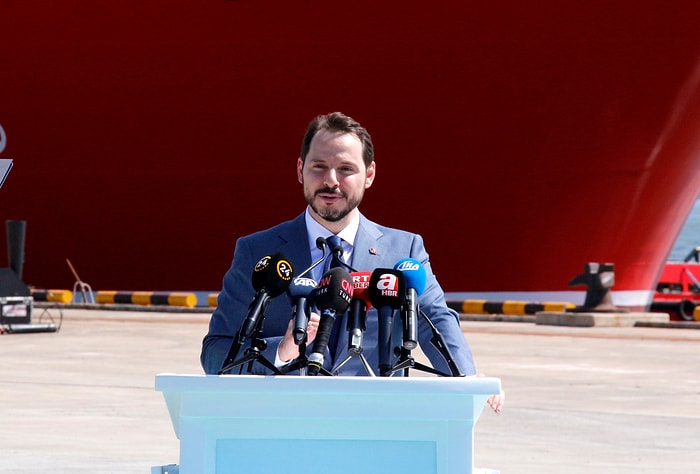 Berat Albayrak ile Vatandaş Arasındaki İlginç Diyalog: 'Cumhurbaşkanımız Ay'a Kadar 4 Şeritli Yol Yapacağım Dese, İnanırız'