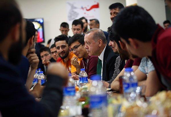 Sahur yemeğinin ardından gençlere konuşma yapan Erdoğan, ekonomik gelişmelere ve yatırımlara dair bilgi verdi.